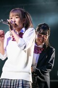 近藤沙瑛子(後ろ)の自己紹介を奪う吉沢朱音(手前)。