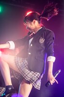 ジャンプする宇咲（#ババババンビ）。