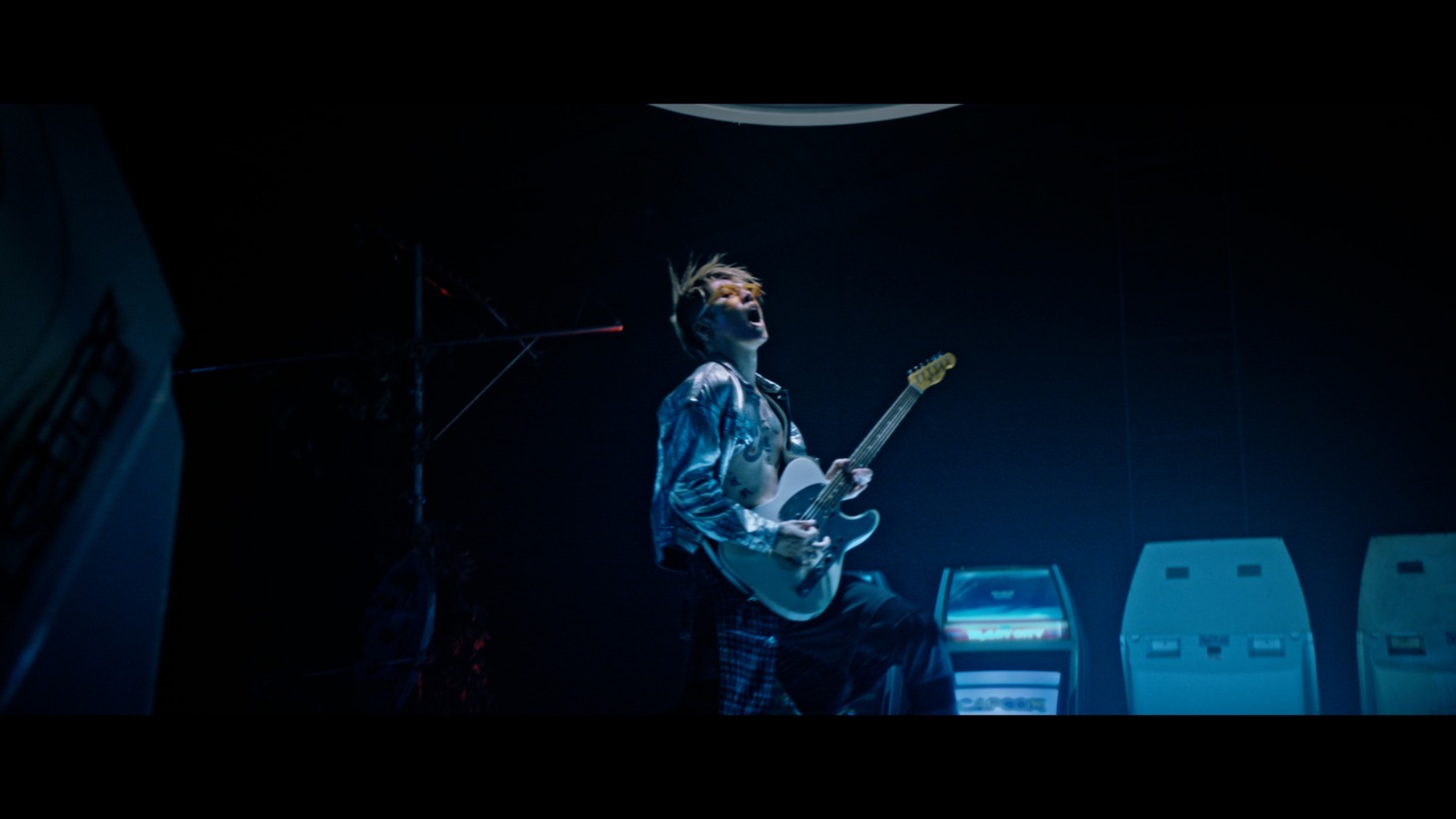 MIYAVI「New Gravity」ミュージックビデオより。