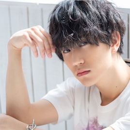 小笠原仁がCDデビュー、リード曲の歌詞を佐伯ユウスケと共作