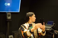 360 Reality Audio体験にあたって耳の形を測定するSeiho。（撮影：佐藤類）