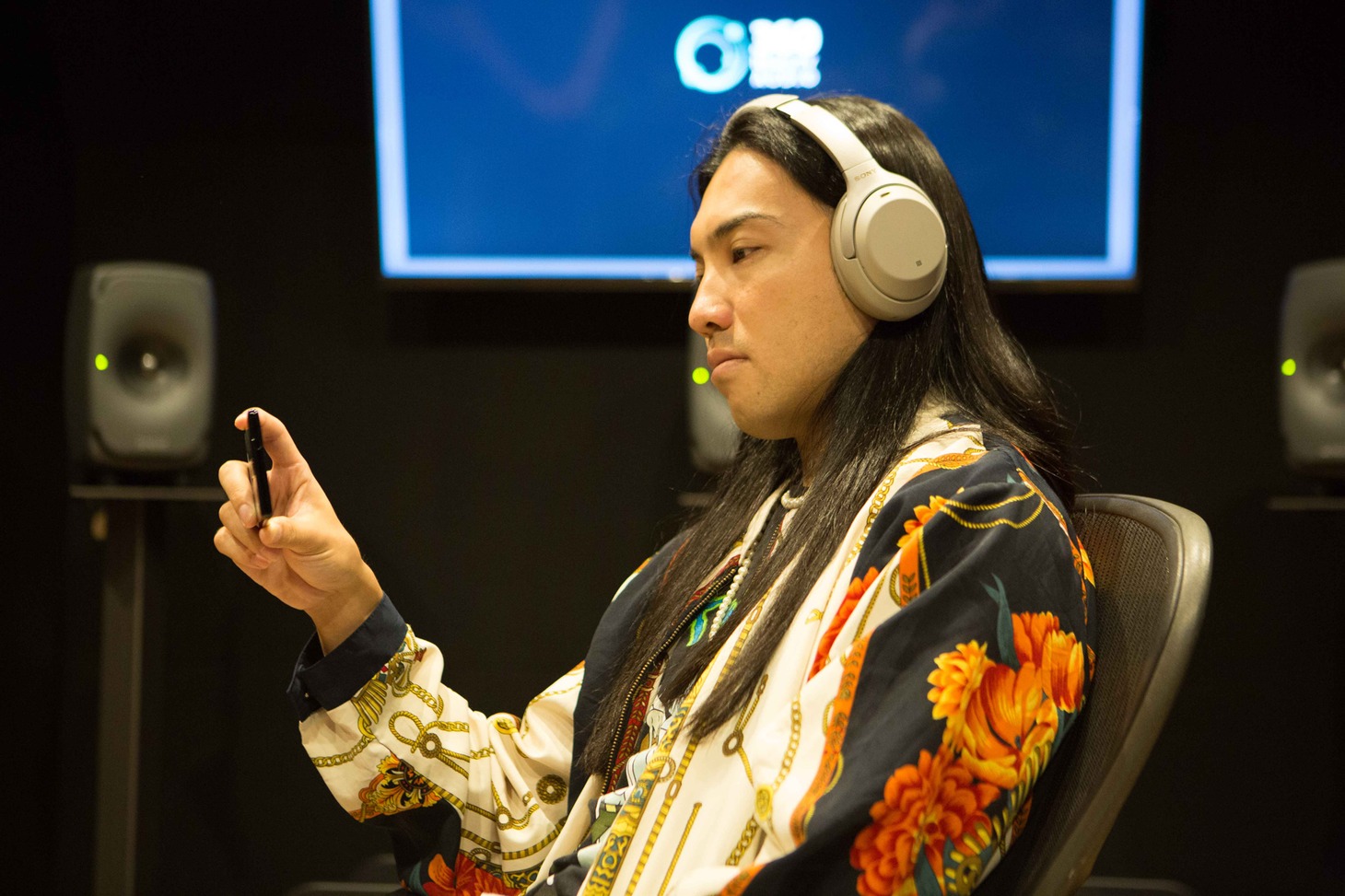 山麓丸スタジオで360 Reality Audioを体験中のSeiho。（撮影：佐藤類）