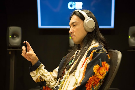 山麓丸スタジオで360 Reality Audioを体験中のSeiho。（撮影：佐藤類）