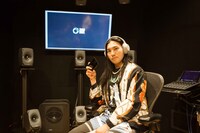 山麓丸スタジオで360 Reality Audioを体験中のSeiho。（撮影：佐藤類）