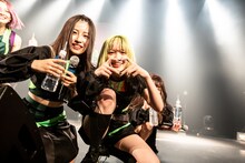 左からナーナナラ、タマネ（MIGMA SHELTER）。