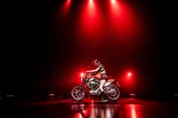 バイクで登場したミミミユ（MIGMA SHELTER）。