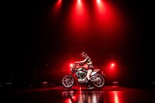 バイクで登場したミミミユ（MIGMA SHELTER）。