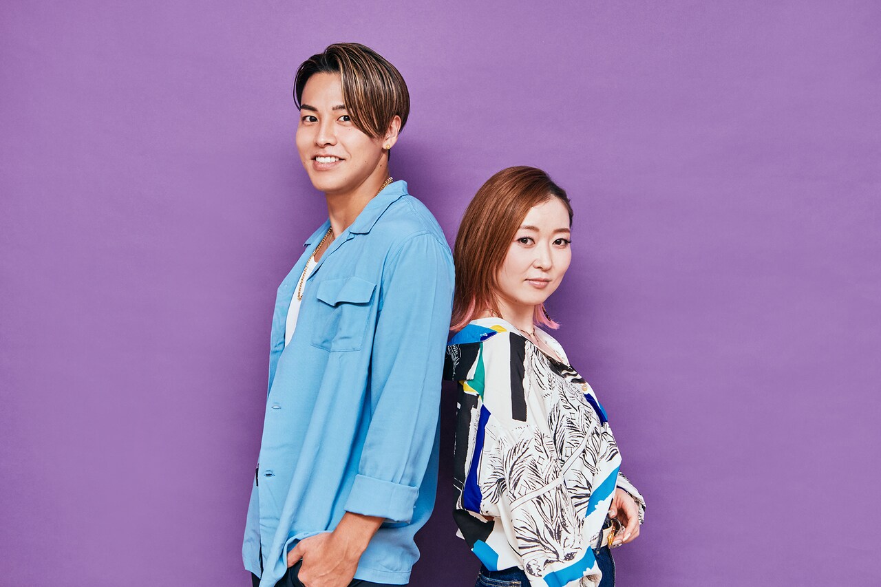 左からRIKU、荒牧陽子。