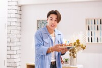 ケーキを手に目を丸くするRIKUさん。