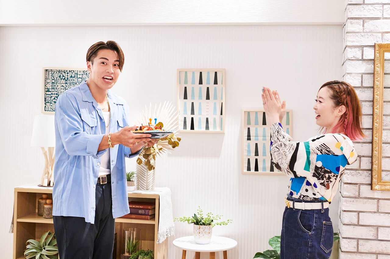 荒牧陽子さんからケーキを受け取ったRIKUさん（左）。