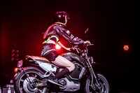 バイクで登場したミミミユ（MIGMA SHELTER）。