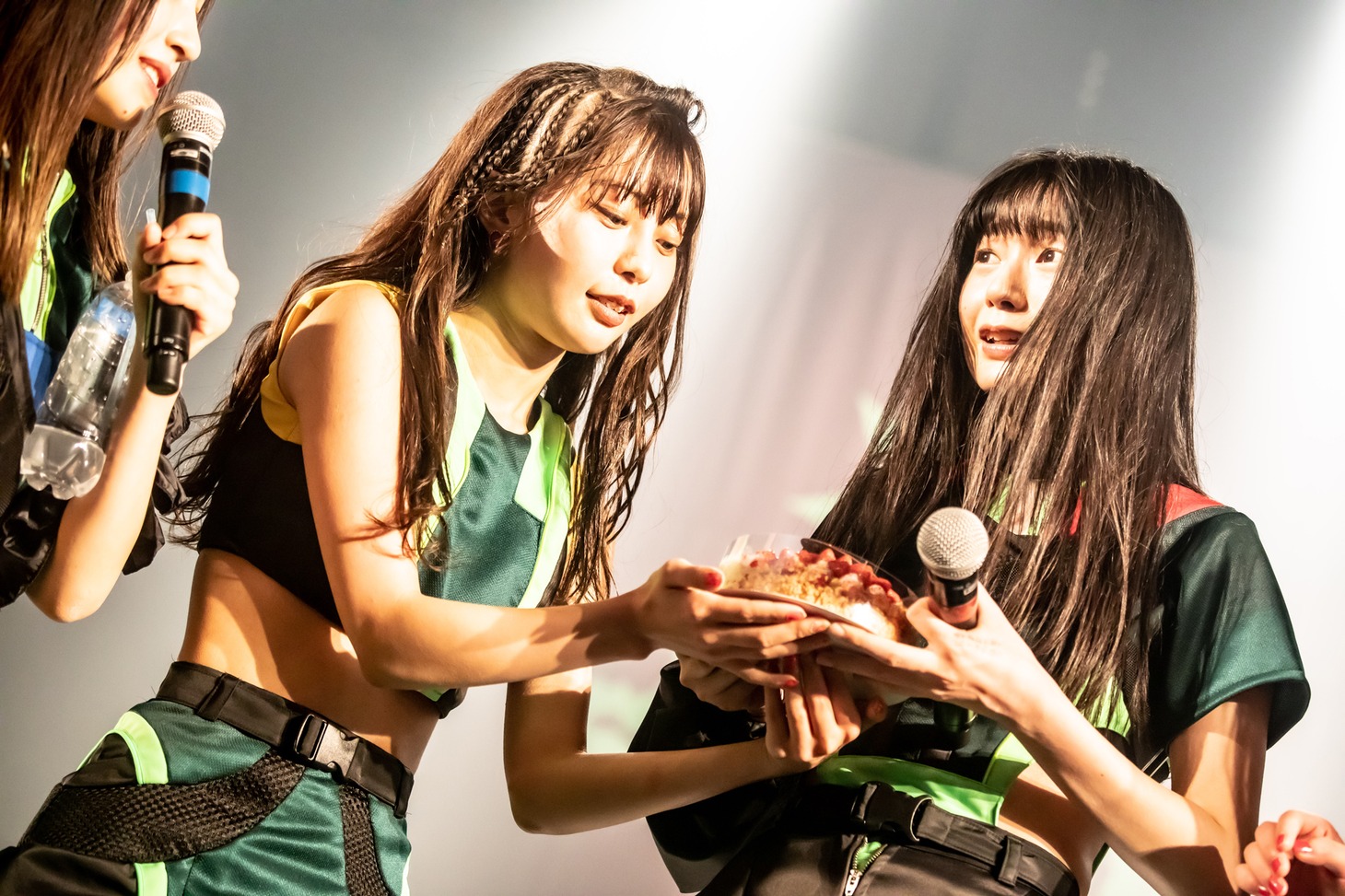 左からブラジル、ミミミユ（MIGMA SHELTER）。
