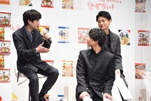 「麻婆秋ナス 旨辛みそラーメン」の魅力を熱弁する宮田俊哉と、じっくりと話を聞く横尾渉と藤ヶ谷太輔。