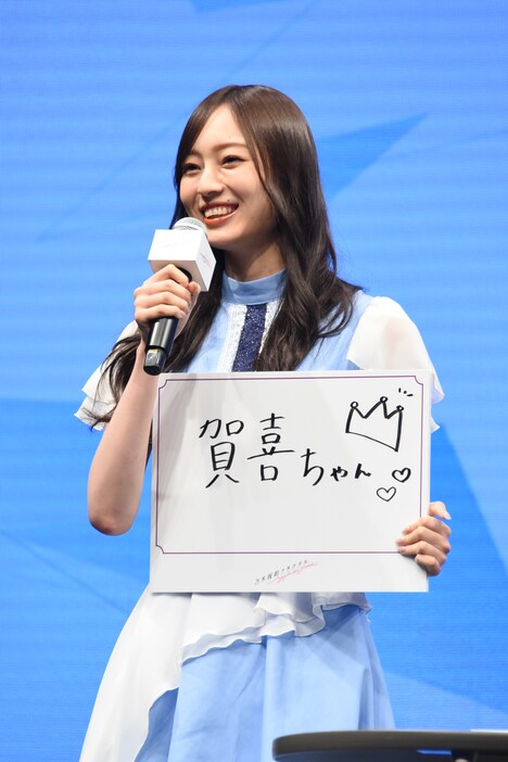 フリップを出す梅澤美波。