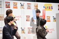 「争うのはやめよう！」と両方の札を上げる二階堂高嗣。