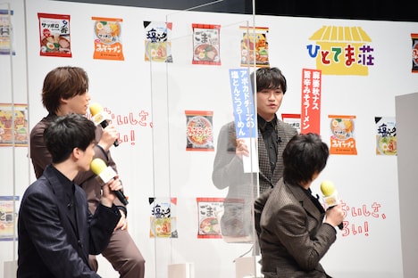 「争うのはやめよう！」と両方の札を上げる二階堂高嗣。