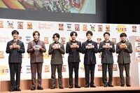 「ひとてま荘」にそろうことになったKis-My-Ft2。