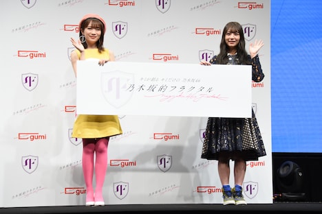 左から秋元真夏、北野日奈子。