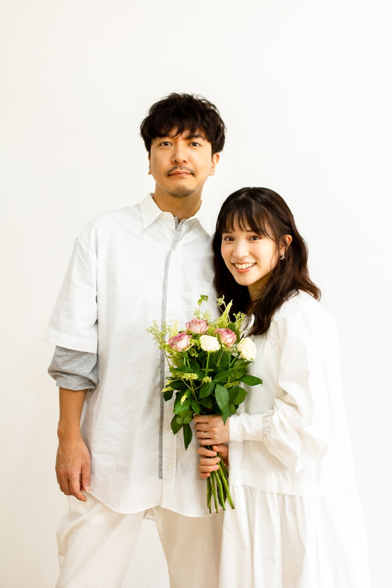 左から近田潔人、仮谷せいら。