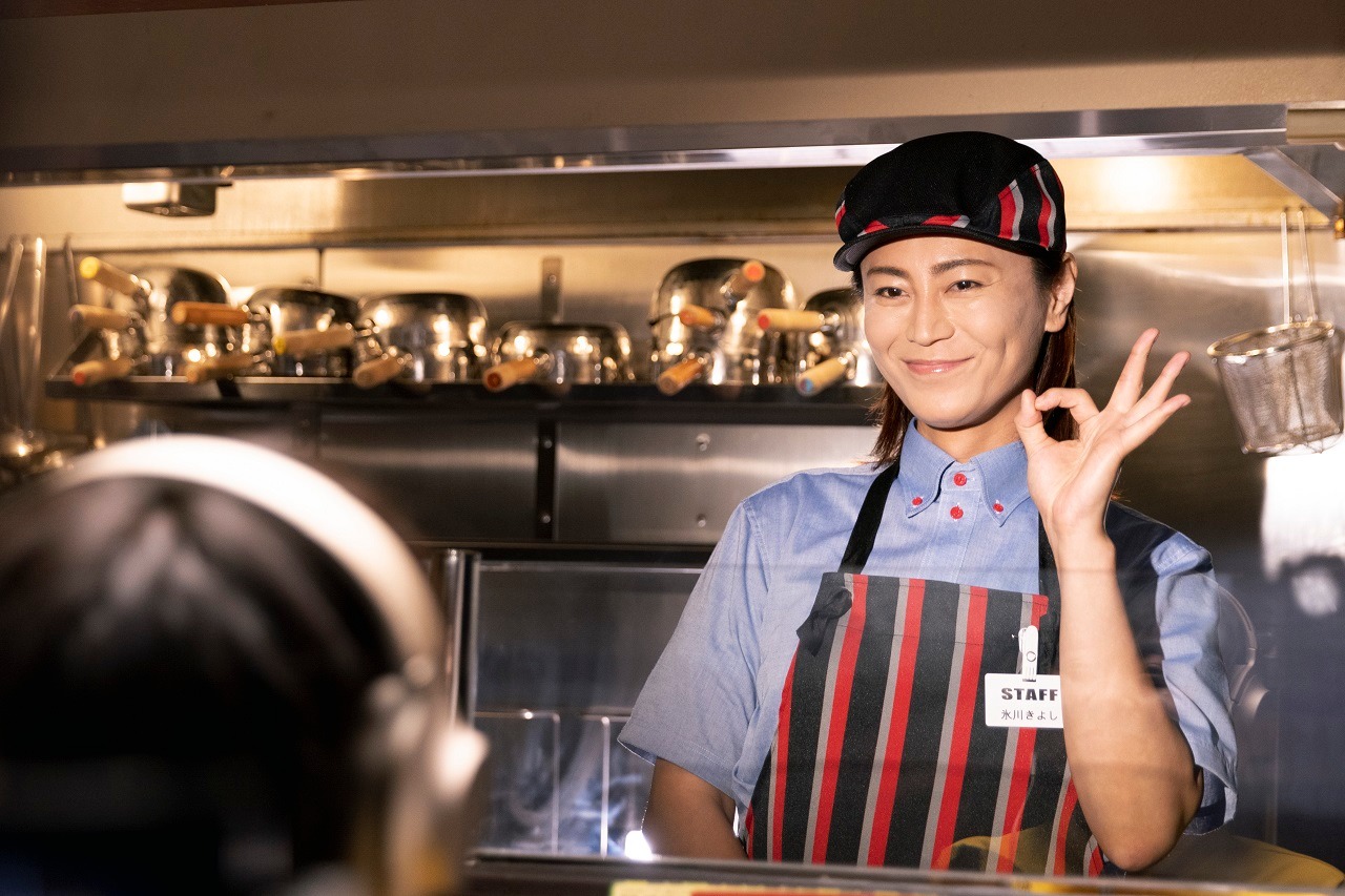 「お耳に合いましたら。」最終話より氷川きよし。(c)「お耳に合いましたら。」製作委員会