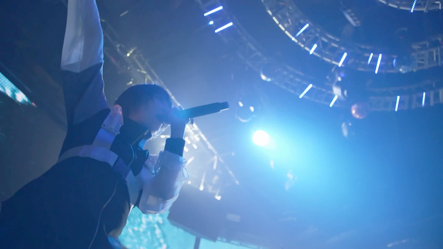 EMPiRE「LET'S SHOW」ライブ映像より。