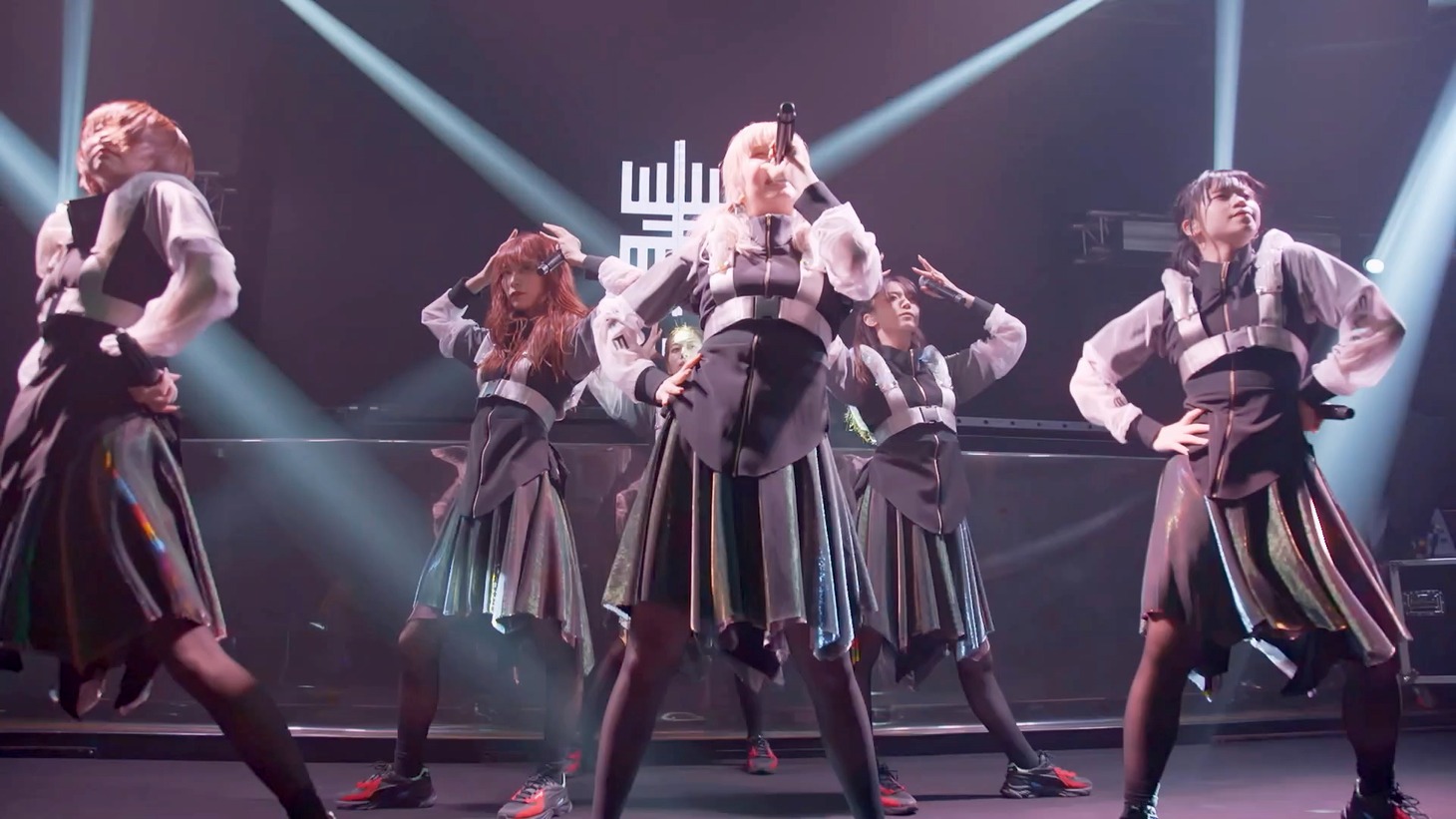 EMPiRE「LET'S SHOW」ライブ映像より。