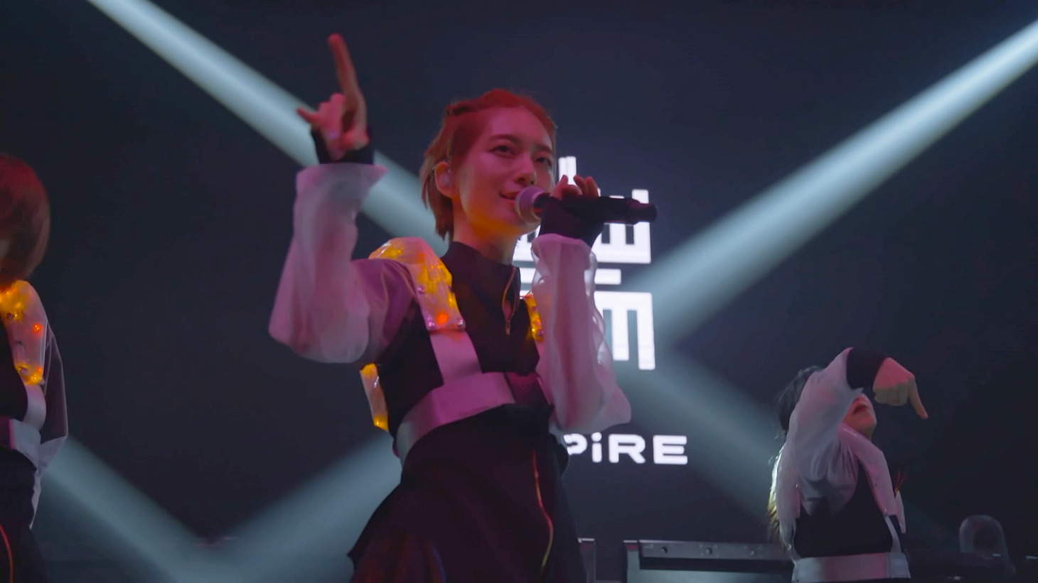 EMPiRE「LET'S SHOW」ライブ映像より。