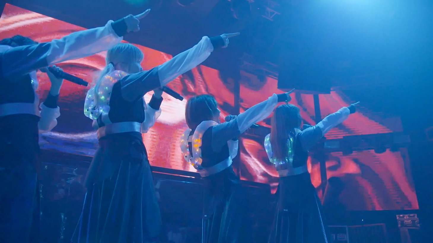 EMPiRE「LET'S SHOW」ライブ映像より。