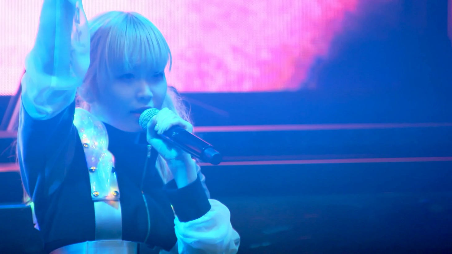 EMPiRE「LET'S SHOW」ライブ映像より。