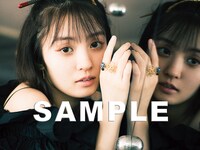 「TEAM SHACHIアートブックコレクション Vol.4 浪漫咲く 咲良菜緒」東急ハンズ名古屋店購入特典の生写真。（撮影：MARCO）