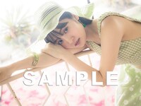 「TEAM SHACHIアートブックコレクション Vol.4 浪漫咲く 咲良菜緒」星野書店近鉄パッセ店購入特典の生写真。（撮影：MARCO）