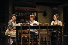 左から松下由樹、須藤理彩、岩田華怜。