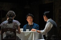 入野自由（中央）