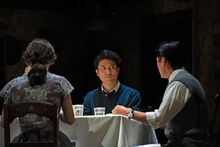 入野自由（中央）