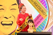 ターバン巻きをレクチャーするMISIA。(c)TBS