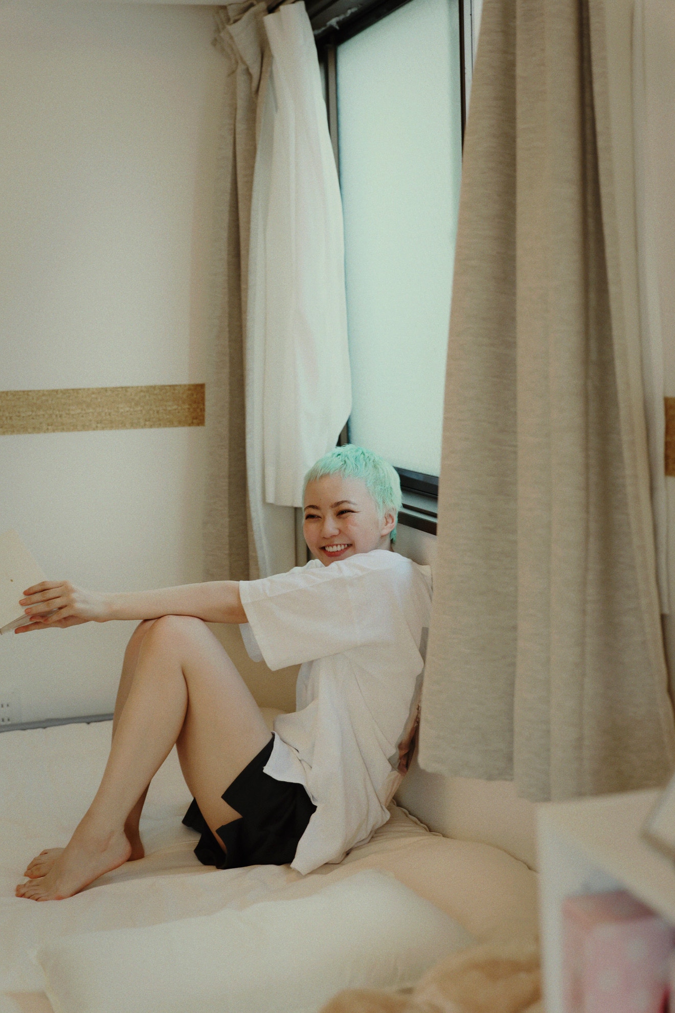 安本彩花1st写真集「彩aya」より。実家の自室でのカット。 (c)SDP