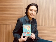 「ガッチューカレー」を持つトータス松本（ウルフルズ）。