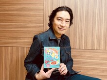 「ガッチューカレー」を持つトータス松本（ウルフルズ）。