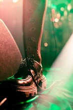 セツコ（Vo / 空白ごっこ）の足。（撮影：鈴木友莉）