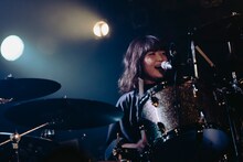 ハットリクミコ（Dr, Vo / シナリオアート）（撮影：鈴木友莉）