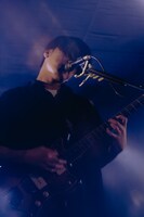 ハヤシコウスケ（G, Vo / シナリオアート）（撮影：鈴木友莉）