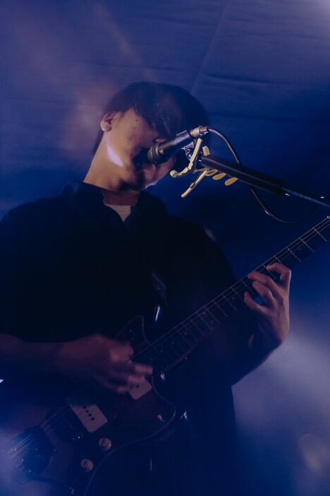 ハヤシコウスケ(G, Vo / シナリオアート)(撮影:鈴木友莉)