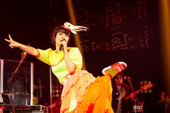 眉村ちあきが音楽隊率いてパフォーマンス、笑顔あり涙あり嫉妬ありのサンプラザ公演