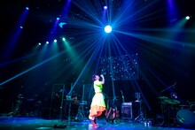 「眉村ちあきの音楽隊」の様子。（Photo by Ryo Higuchi）