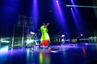 「おばあちゃんがサイドスロー」を歌う眉村ちあき。（Photo by Ryo Higuchi）