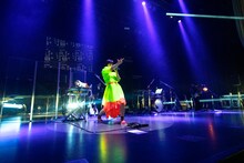 「おばあちゃんがサイドスロー」を歌う眉村ちあき。（Photo by Ryo Higuchi）