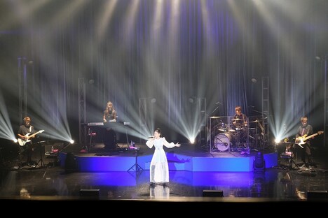 「May J. 15th Anniversary Tour 2021 - Euphoria -」初日公演の様子。