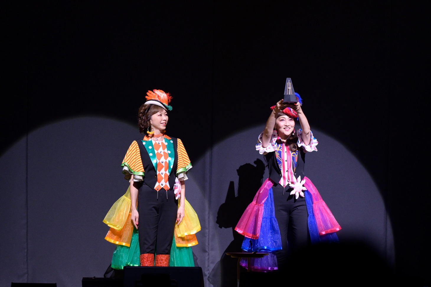 左からMARI（Dance）、MINAKO（Dance）。（撮影：荒川潤）