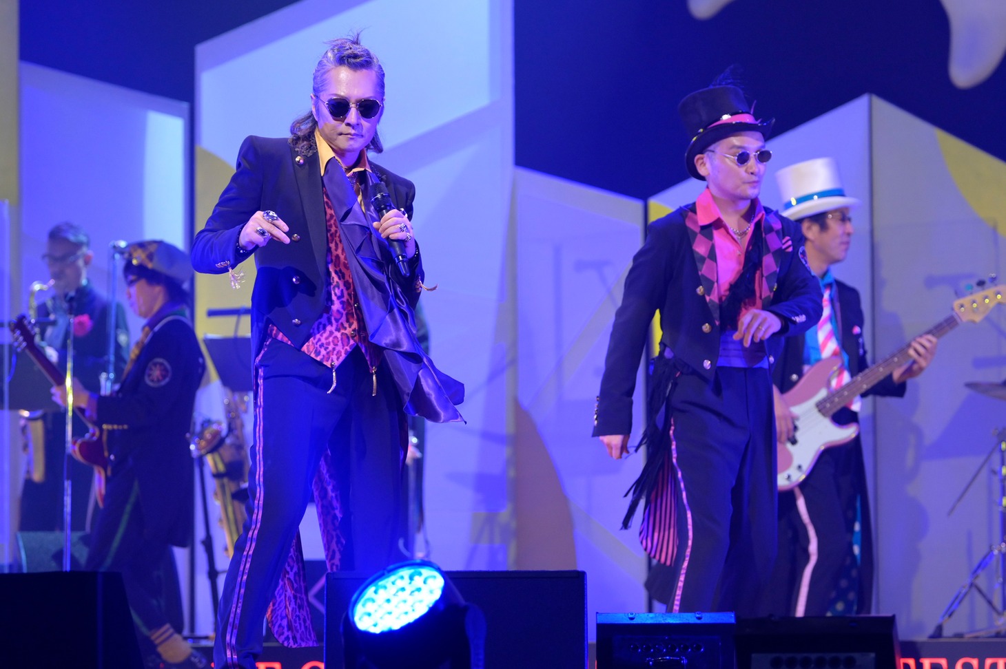 米米CLUB「a K2C ENTERTAINMENT TOUR 2021 ～大芸術祭～」初日公演の様子。（撮影：荒川潤）