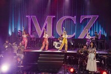 サングラスをかけて「レディ・メイ」を歌うももいろクローバーZ。（撮影：上飯坂一）